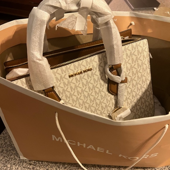 Brand New with tags! Micheal Kors purse “Sheila” in vanilla BEAUTIFUL! - Picture 6 of 13